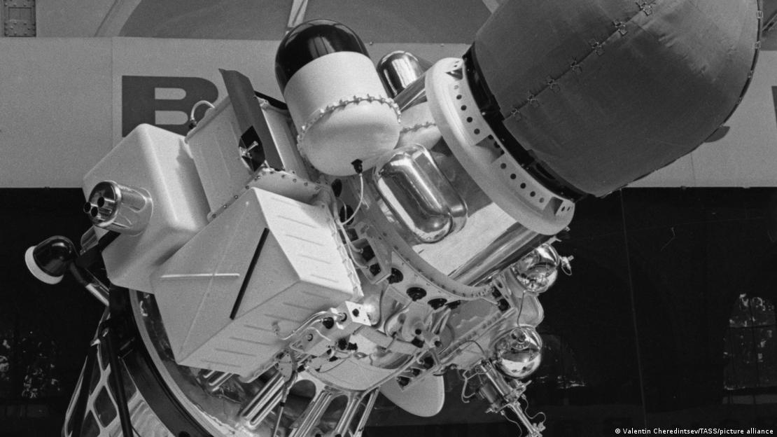 Un modelo de la sonda Luna 9 fue exhibido en el Pabellón Cosmos de Moscú en 1967, un año después de su histórico alunizaje en la Luna.
