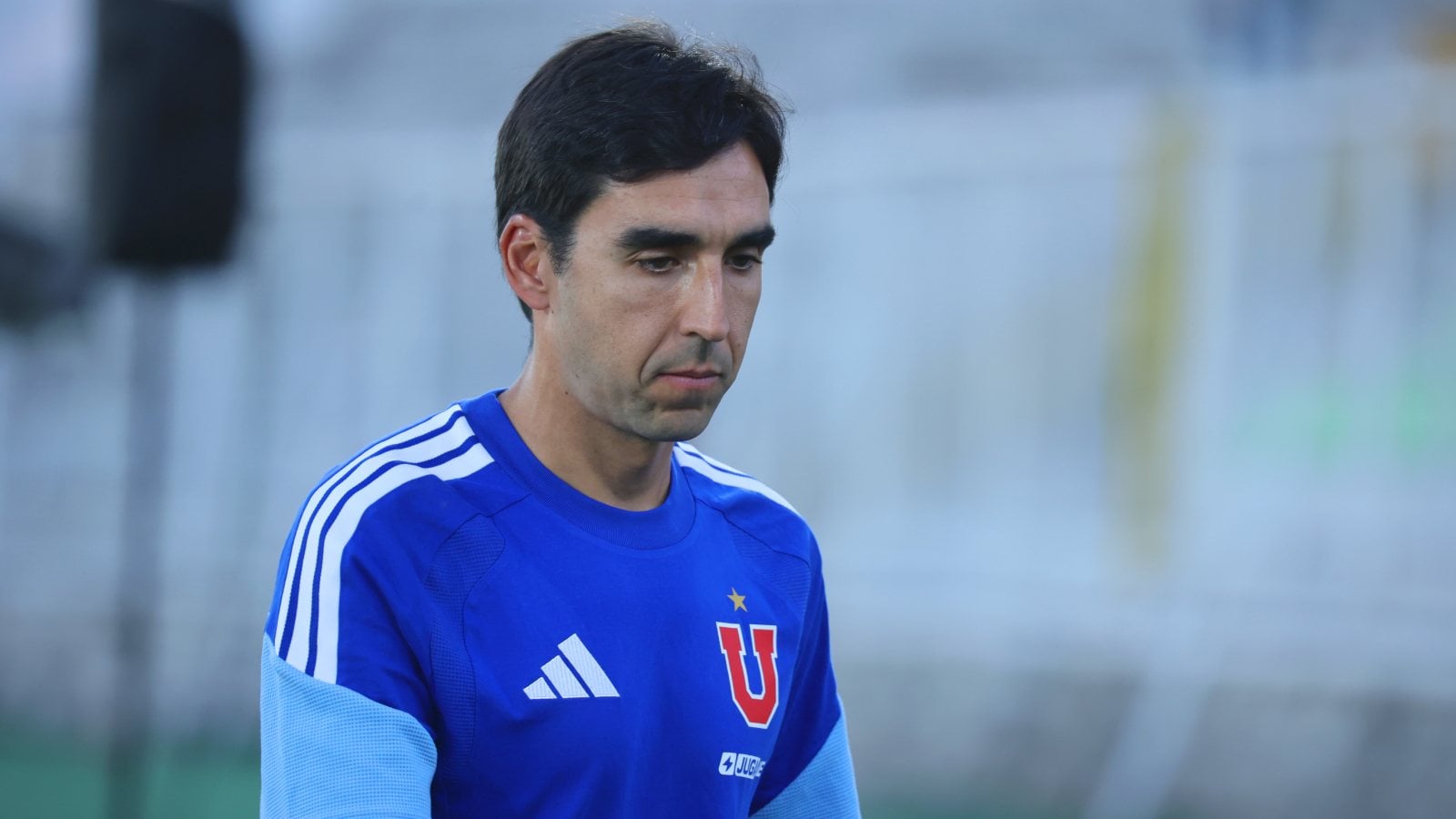 Francisco Meneghini dirigiendo un partido de la Universidad de Chile