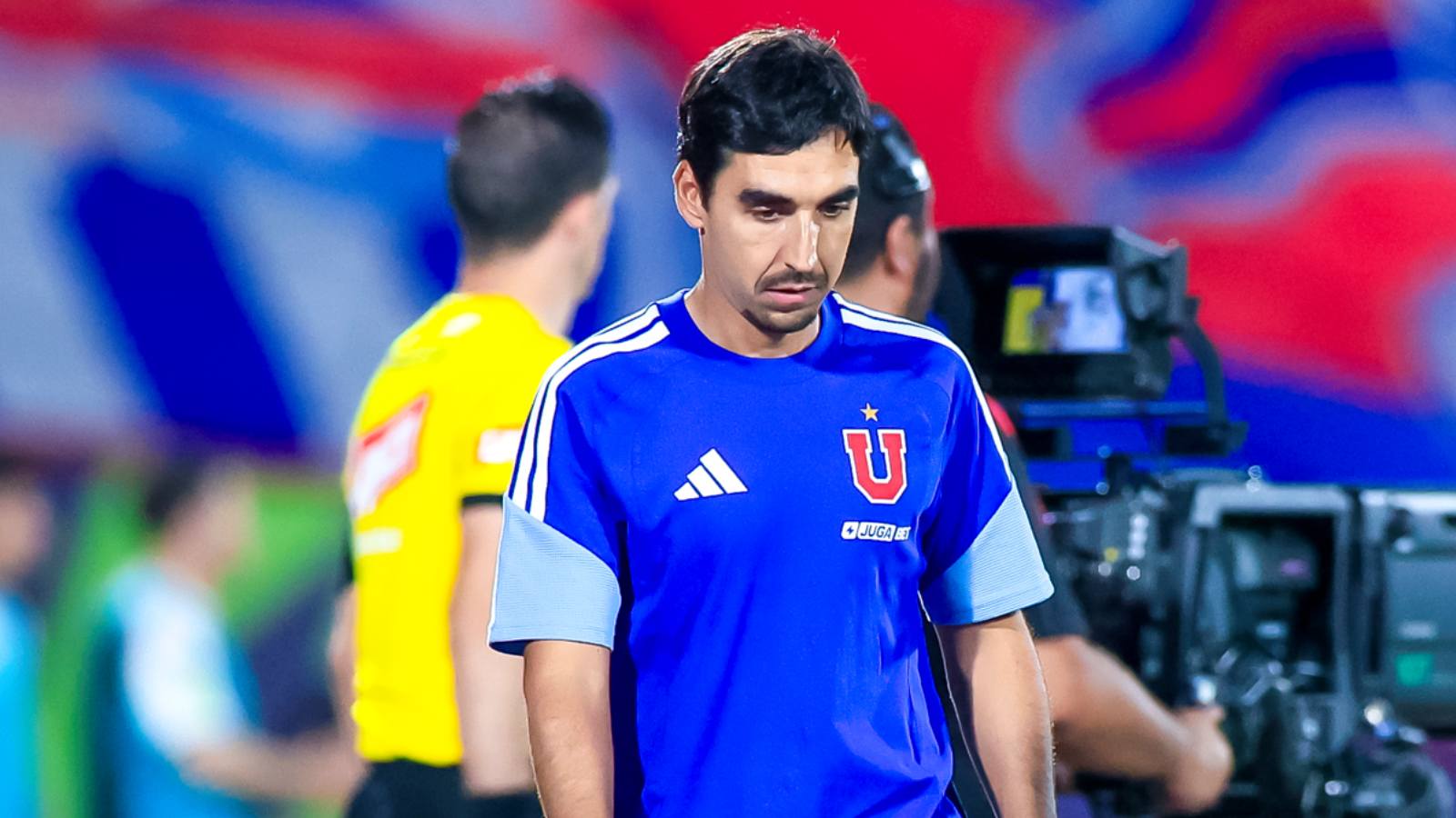 Francisco 'Paqui' Meneghini dirigiendo un partido de la Universidad de Chile