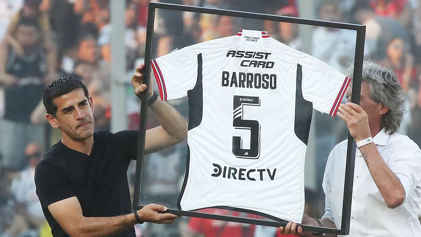 Julio Barroso recibiendo un homenaje en el Estadio Monumental