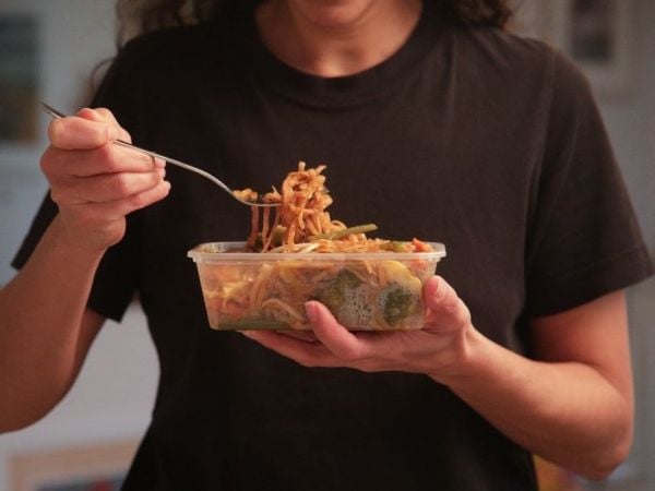 Comida en envase plástico