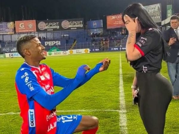 Derrickson Quirós pidiéndole matrimonio a su novia, Wendy Nicole