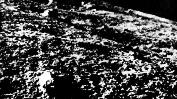Luna 9 capturó esta imagen del Océano de las Tormentas en febrero de 1966, las primeras fotos tomadas desde la superficie lunar.