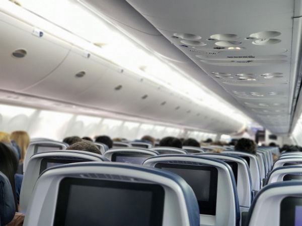 Este es el peor asiento en un avión si quieres cuidar tu piel