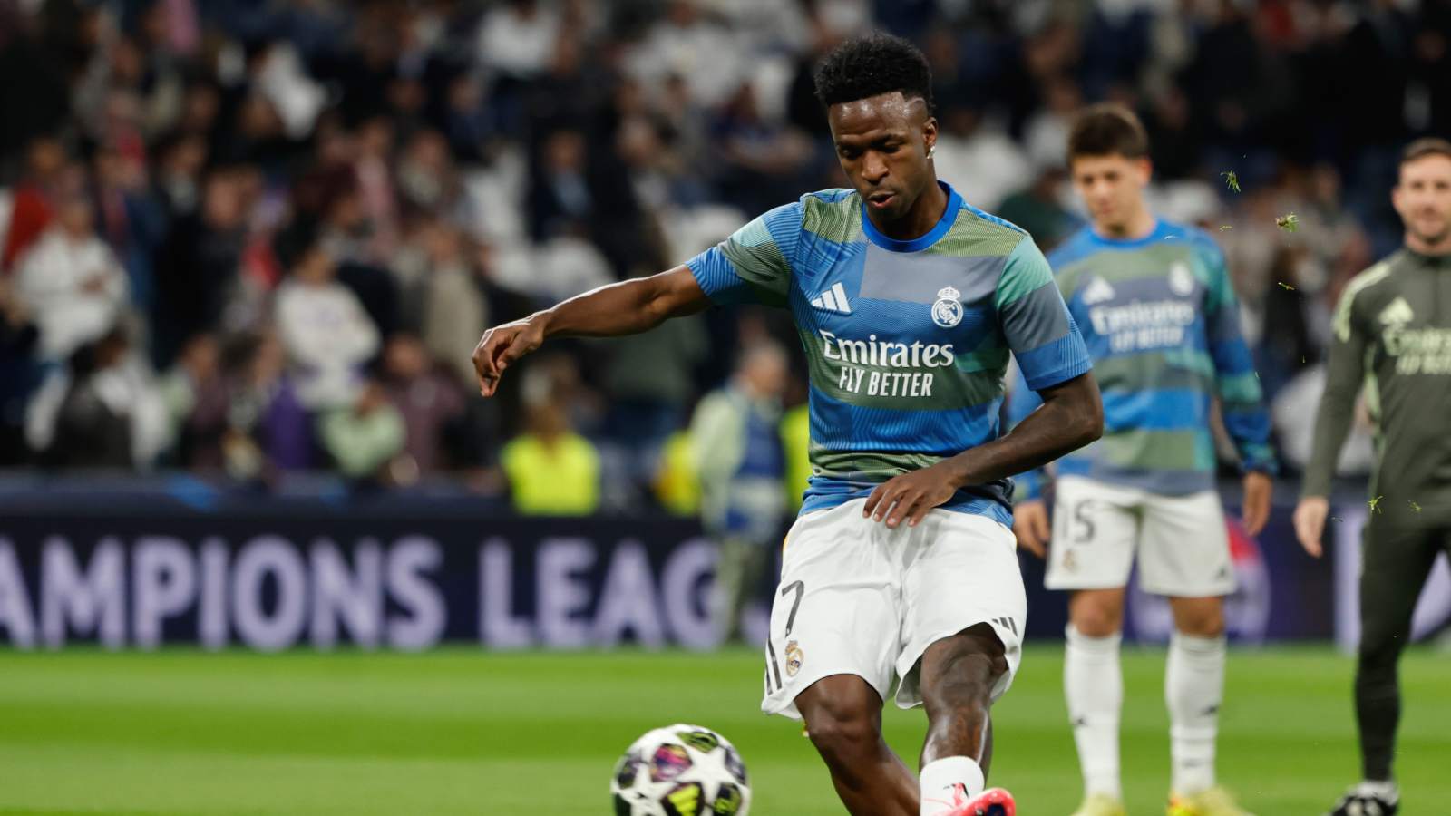 Vinicius junior calentando con el Real Madrid