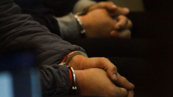 Esposados. Foto referencial.