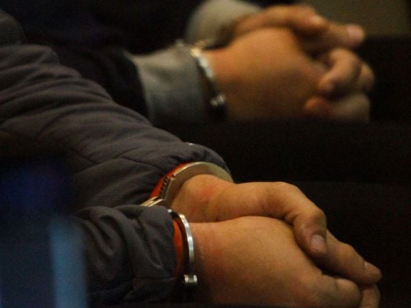 Esposados. Foto referencial.