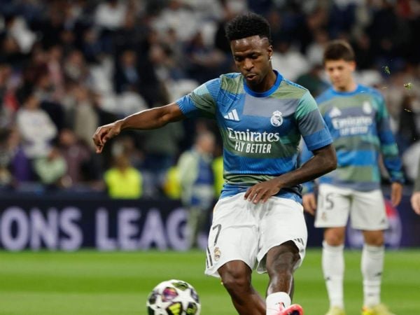 Vinicius junior calentando con el Real Madrid