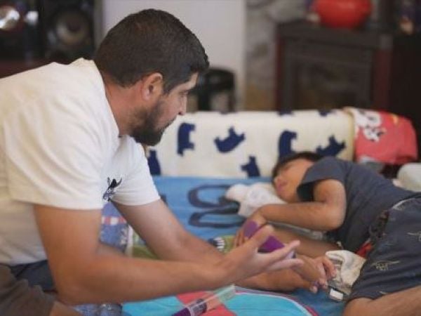 Hombres cuidadores, minoría en un rol feminizado