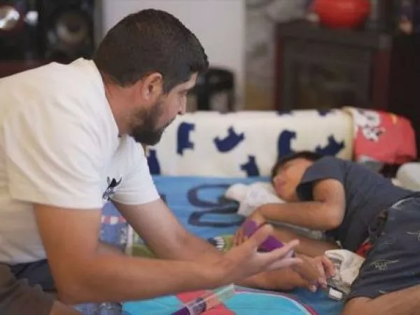 Hombres cuidadores, minoría en un rol feminizado