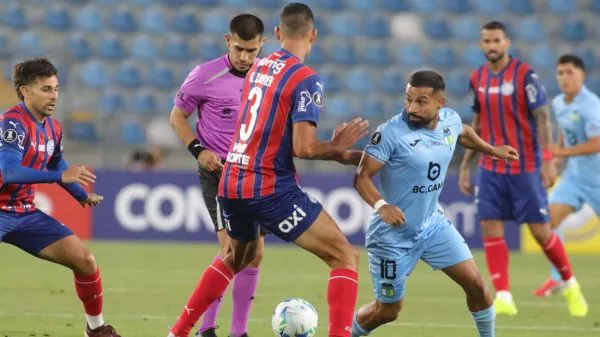 Brayan Rabello disputando un balón frente a los jugadores de Bahía