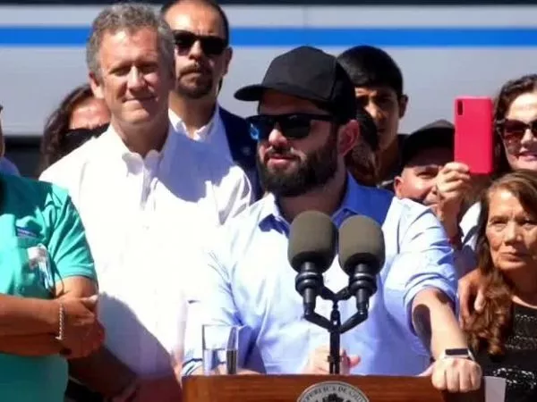 Boric respalda a ministro Muñoz tras revocación de visas