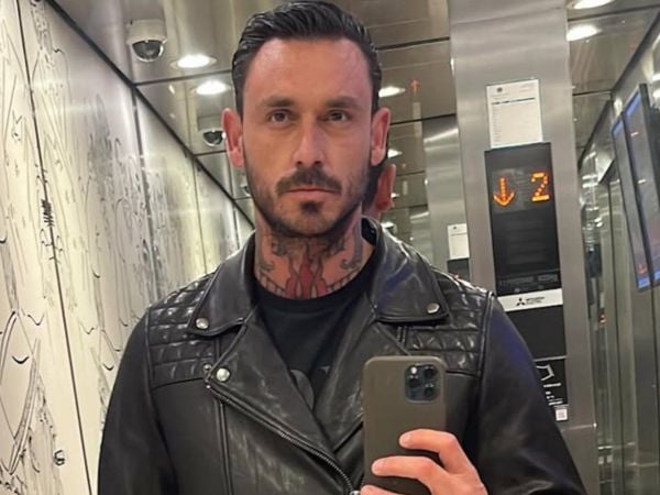 Mauricio Pinilla posando en un ascensor