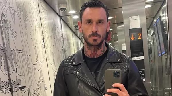 Mauricio Pinilla posando en un ascensor