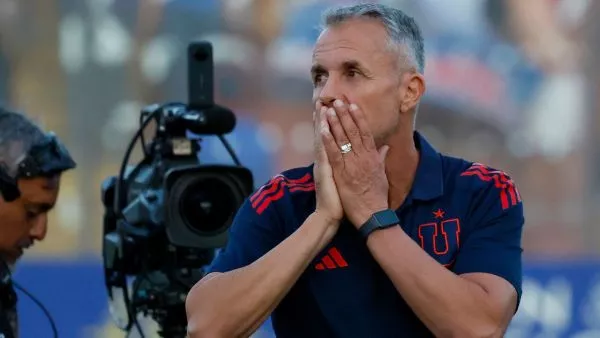 Gustavo Álvarez dirigiendo a la Universidad de Chile