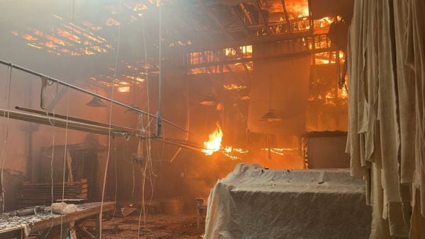 Bomberos combate incendio en local comercial en Barrio Franklin