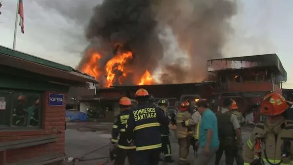 GRAVE incendio en Independencia: columna de humo VISIBLE desde distintos puntos