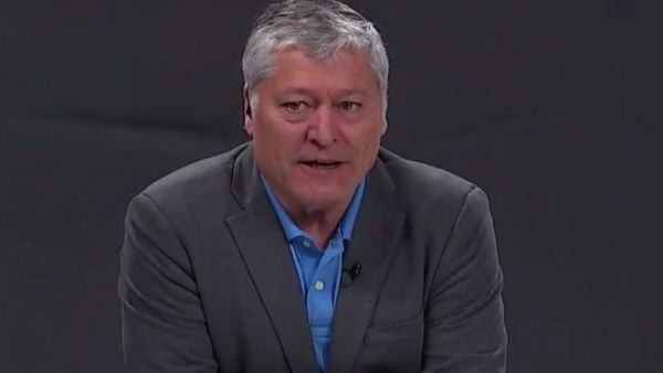 Joaquín Méndez consolando a Javier Correa en la banca de suplentes