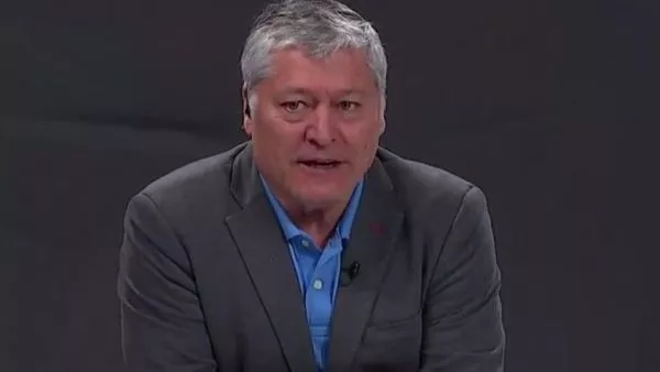 Joaquín Méndez consolando a Javier Correa en la banca de suplentes