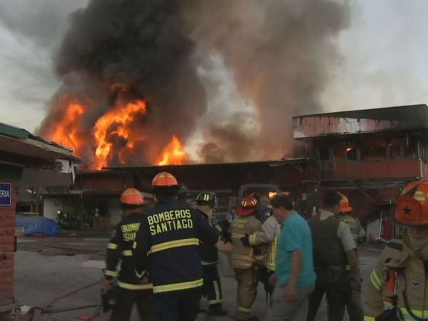 GRAVE incendio en Independencia: columna de humo VISIBLE desde distintos puntos