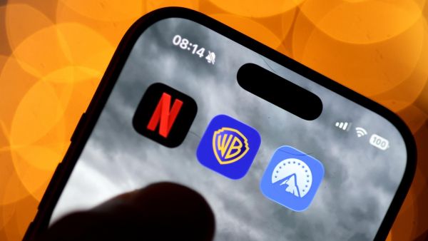 Teléfono con aplicación de Netflix, Warner Bros y Paramount