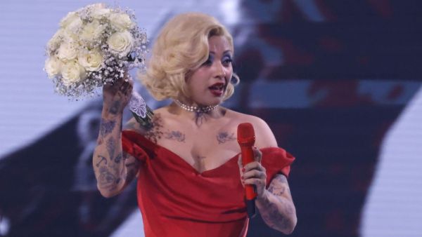 Emotiva doble propuesta de matrimonio en show de Mon Laferte en Viña del Mar 2026