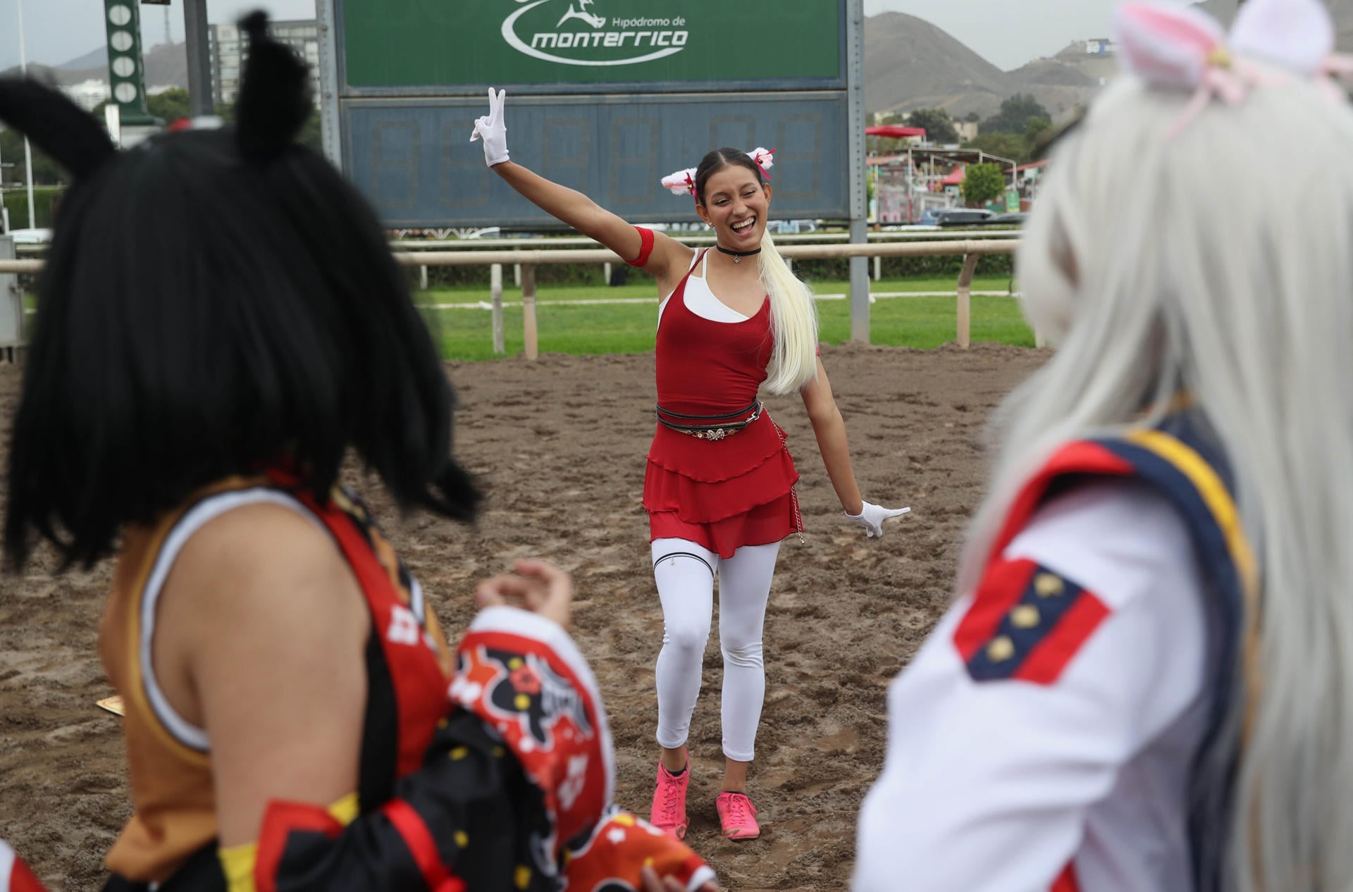 Mujeres de Perú se visten de cosplay para curiosa competencia