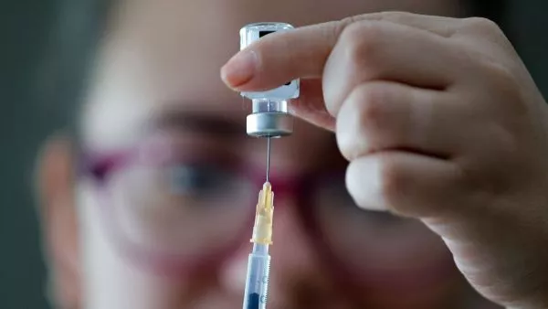 Enfermera con vacuna - Campaña de Vacunación 2026