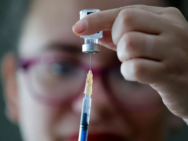 Enfermera con vacuna - Campaña de Vacunación 2026