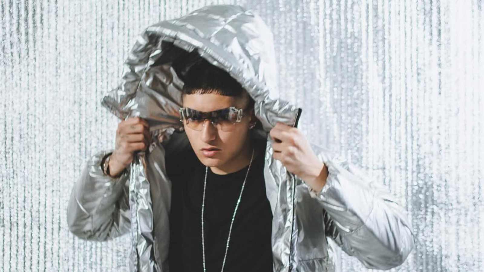 Sinaka posando para una nueva canción