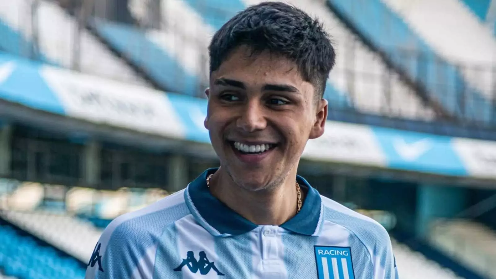 Damián Pizarro posando con la camiseta de Racing Club