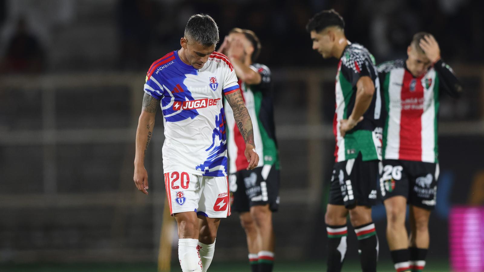 Charles Aránguiz cabizbajo tras empate ante Palestino