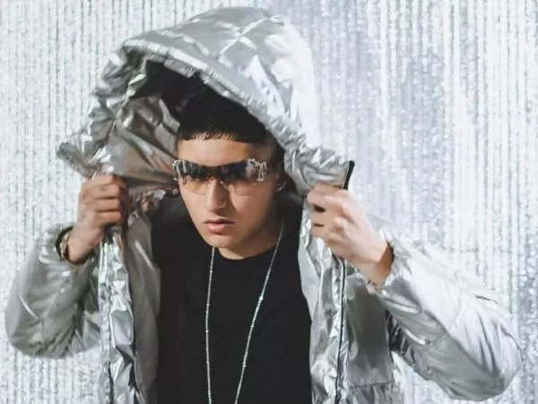 Sinaka posando para una nueva canción