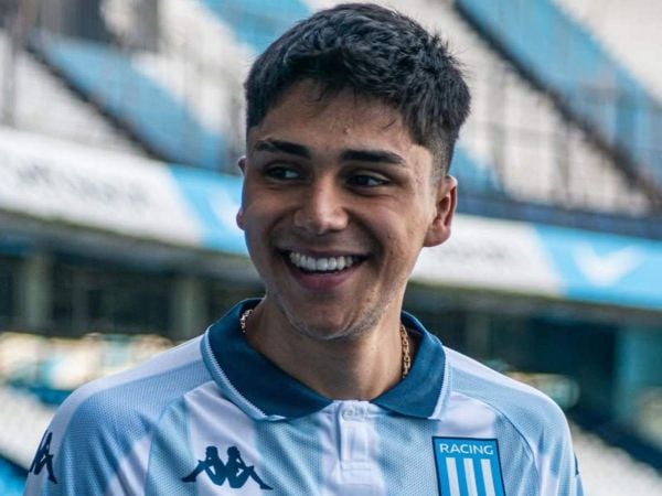 Damián Pizarro posando con la camiseta de Racing Club