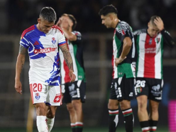 Charles Aránguiz cabizbajo tras empate ante Palestino