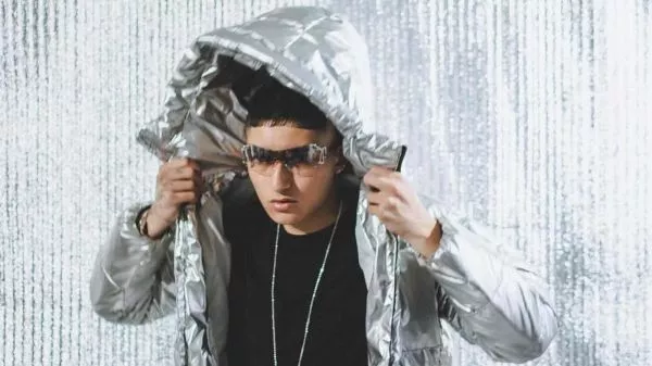 Sinaka posando para una nueva canción