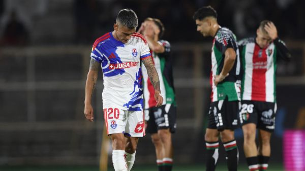Charles Aránguiz cabizbajo tras empate ante Palestino