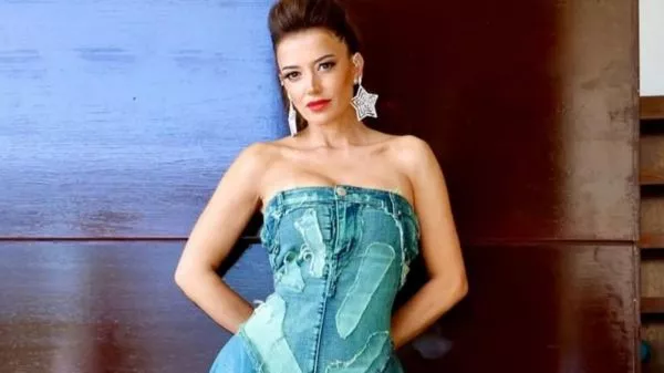 Yamila Reyna posando con un vestido denim