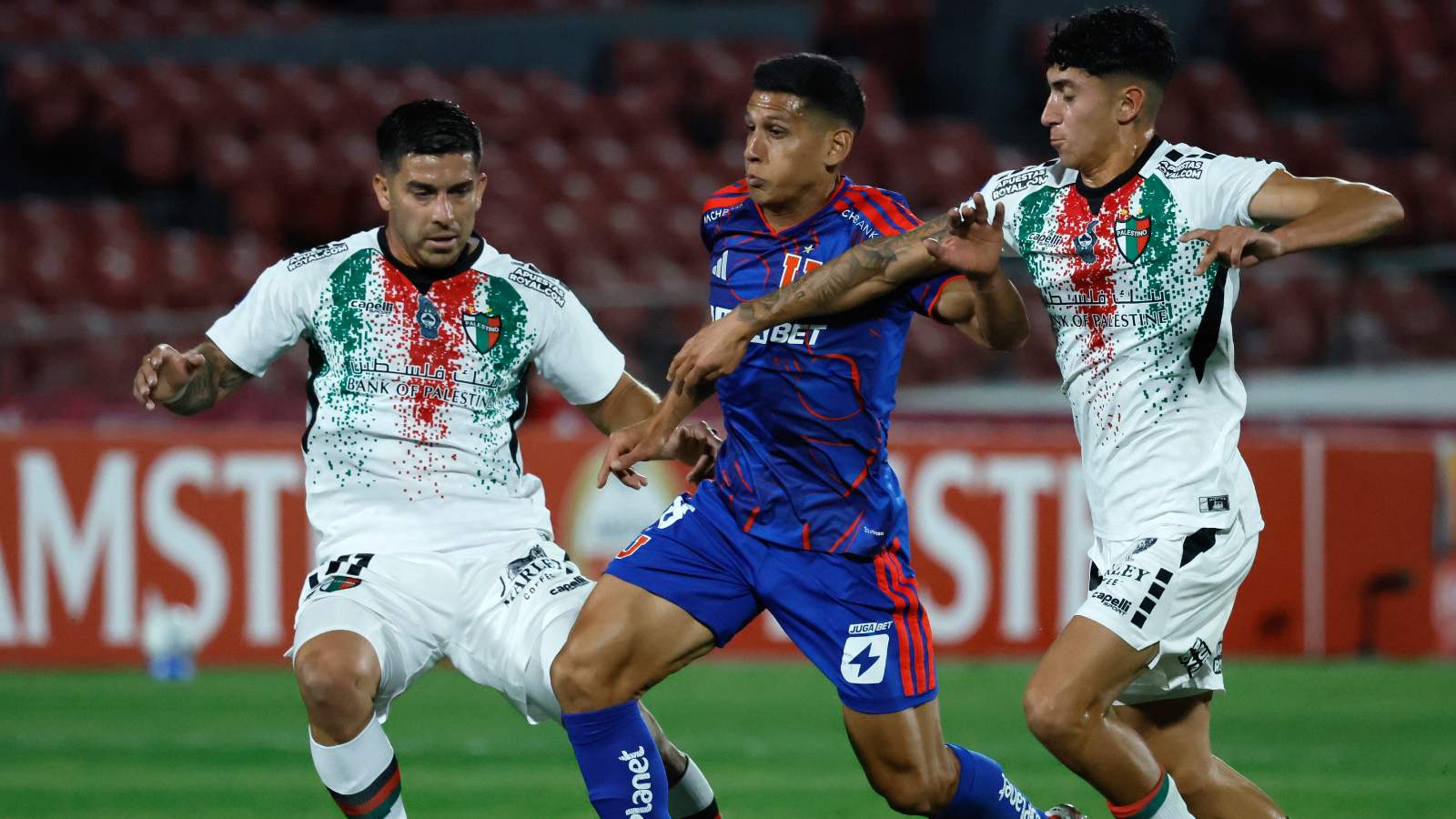 Israel Poblete disputando un balón ante Palestino