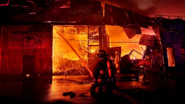 Gran incendio afecta a al menos cuatro galpones en la ZOFRI de Iquique