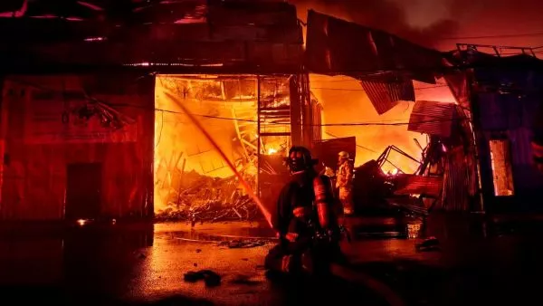 Gran incendio afecta a al menos cuatro galpones en la ZOFRI de Iquique