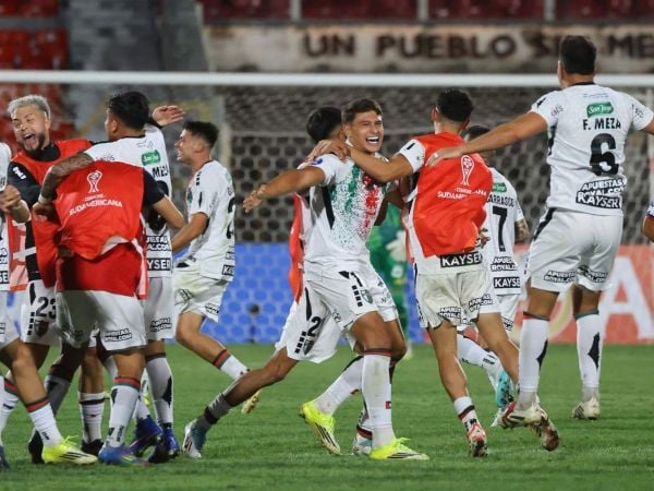 Plantel de Palestino celebrando su triunfo ante la Universidad de Chile