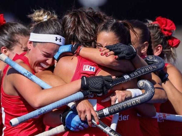 Las Diablas celebrando su triunfo ante Australia