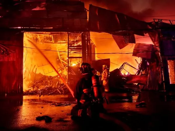 Gran incendio afecta a al menos cuatro galpones en la ZOFRI de Iquique