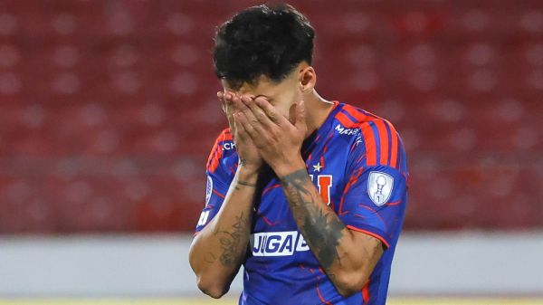 Plantel de Palestino celebrando su triunfo ante la Universidad de Chile