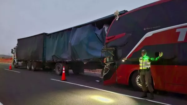 Un muerto y 19 heridos deja fatal choque de bus con camión en Ovalle