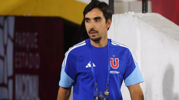 Francisco Meneghini dirigiendo a la Universidad de Chile en la Copa Sudamericana