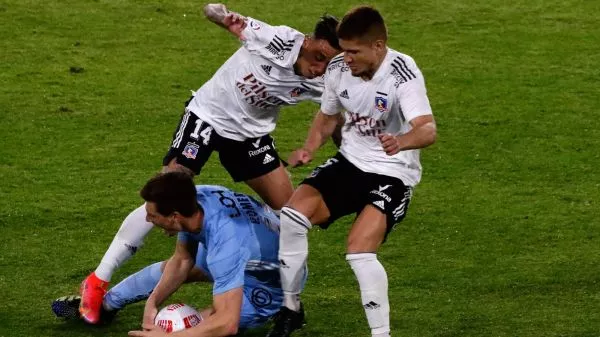 Martín Rodríguez y Leonardo Gil luchando un balón frente a un jugador de O'Higgins