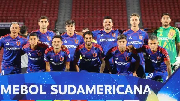 Israel Poblete disputando un balón ante Palestino