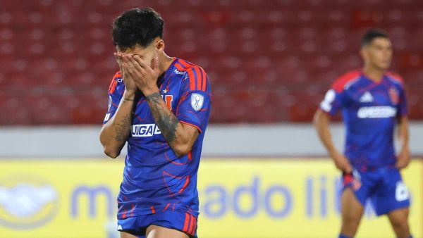 Palestino celebrando y Marcelo Díaz cabizbajo saludando a un rival.